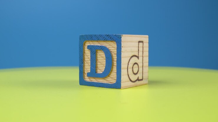 Primo piano di un blocco di legno con la lettera "D" dell'alfabeto.