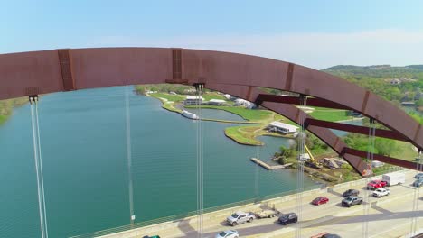 atasco de tráfico moviéndose lentamente a través del puente pennybacker con una pequeña vista de la ciudad de austin, texas