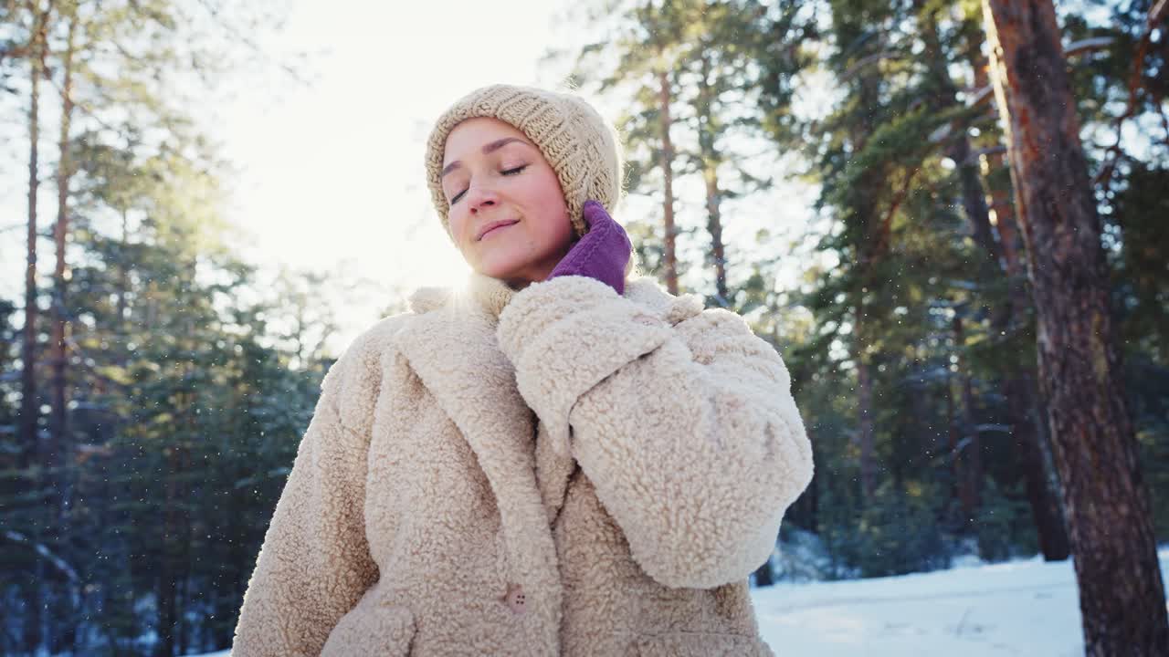 겨울의 숲에 있는 여자