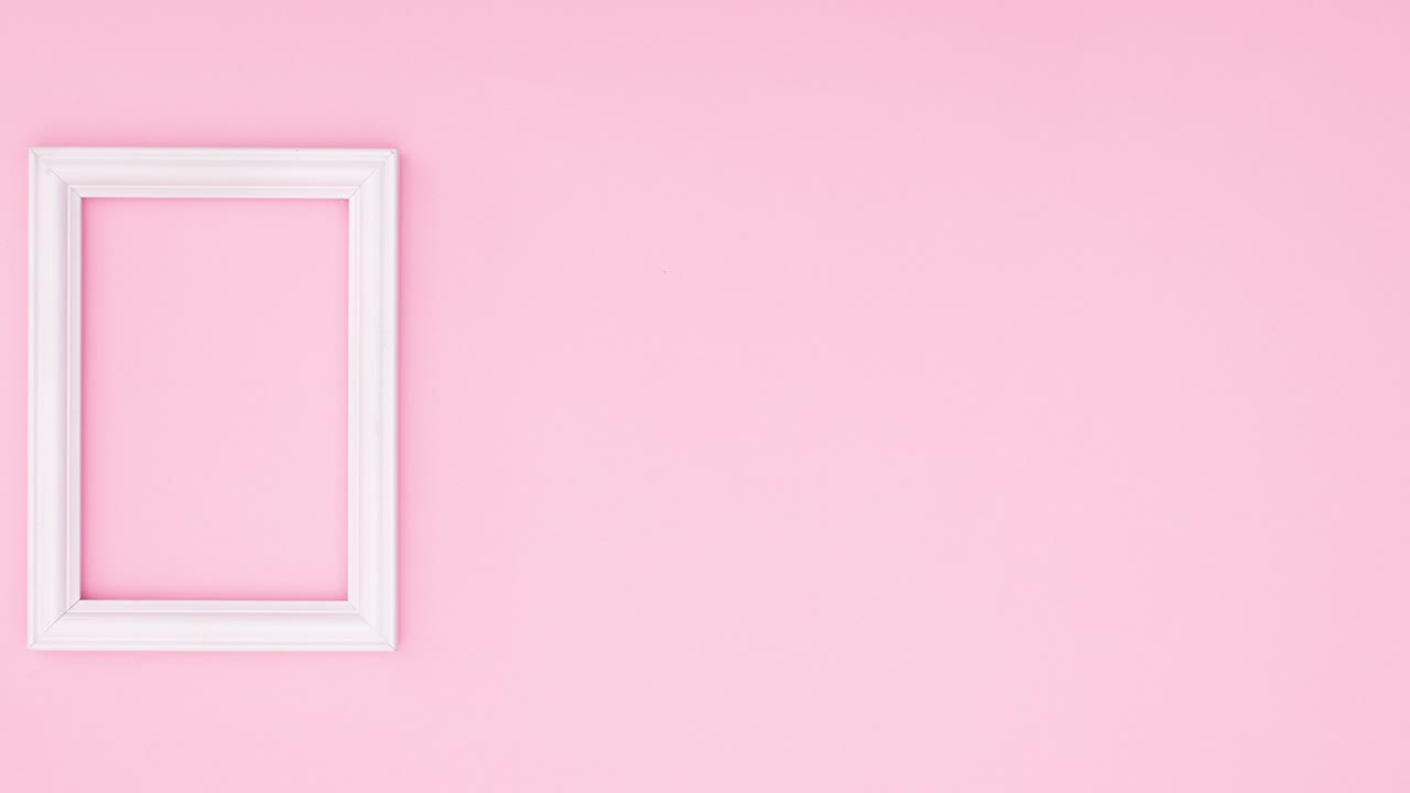 Hojas verdes aparecen en un marco blanco romántico sobre un tema rosa. Stop motion
