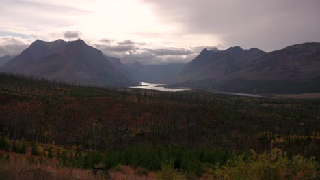 Hermosa-Tarde-De-Otoño-Desde-El-Glaciar-Este-Mirando-Hacia-Las-Montañas-Y-El-Parque-Nacional,-Montana