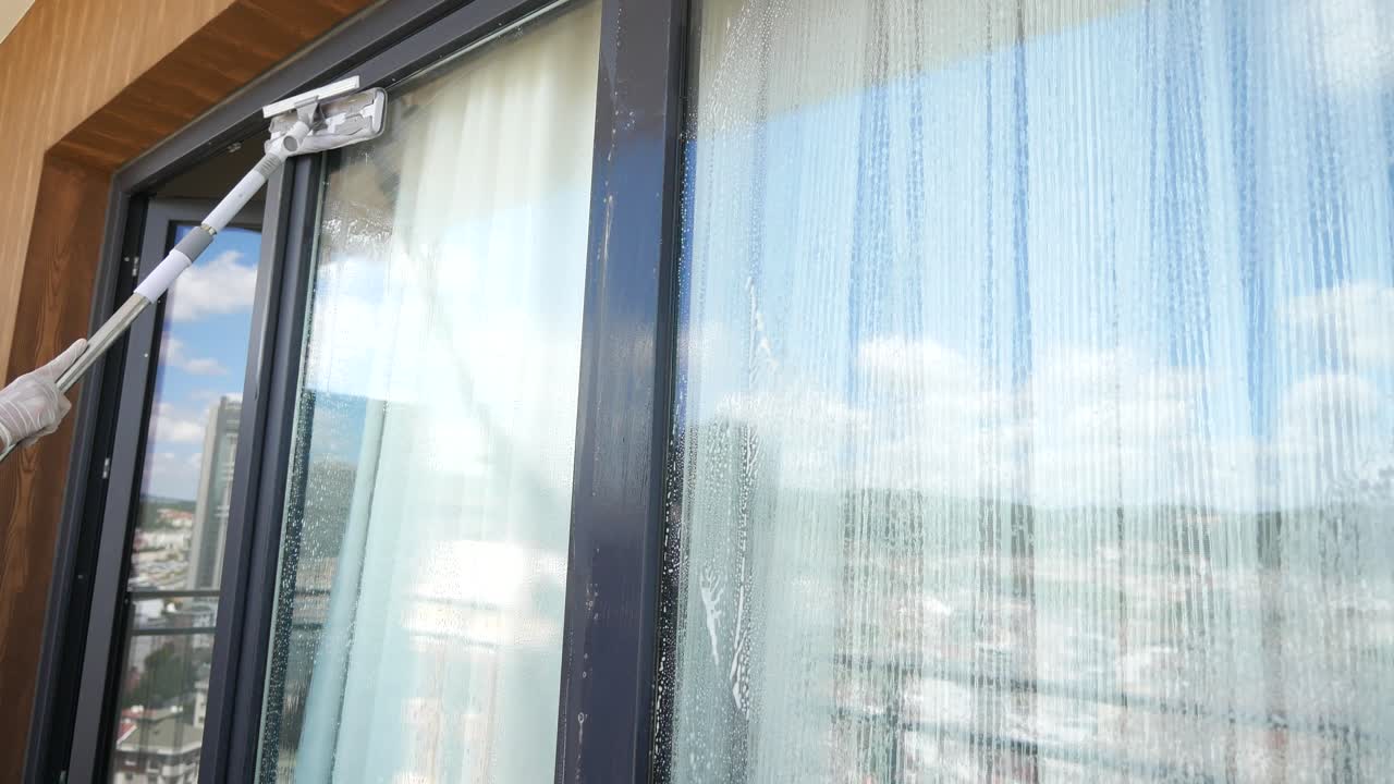 발코니의 창문 청소