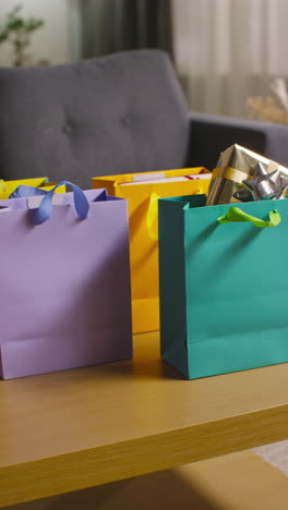 bolsas de regalos en una mesa de café