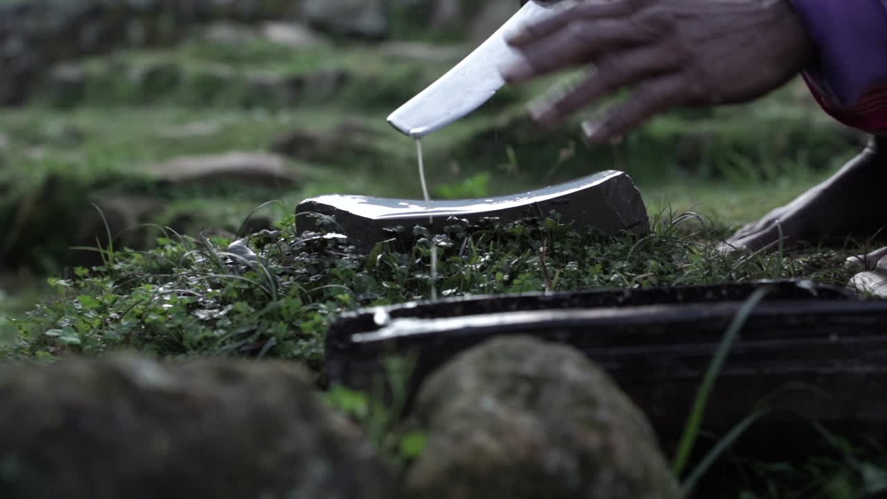 granjero indonesio cuchillo afilado en aldea rural en bali durante el día