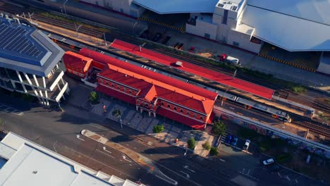 Vista-Aérea-De-Un-Tren-En-La-Estación-De-South-Brisbane-Cerca-De-South-Bank,-Ciudad-De-Brisbane,-Queensland,-Australia-Durante-La-Puesta-De-Sol