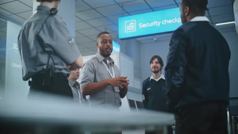 reunión del personal de seguridad del aeropuerto