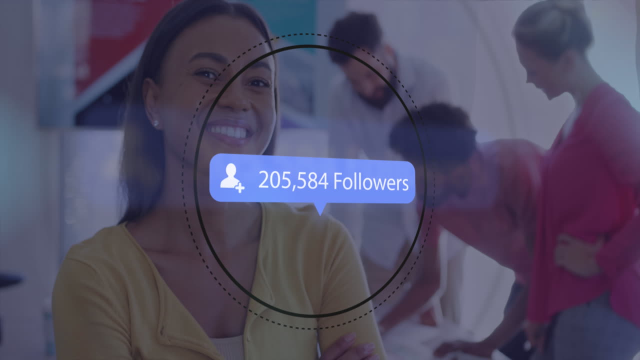 animación de la barra de notificaciones, números, texto de seguidores, mujer biracial sonriente de pie en la oficina