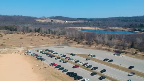 vista aérea del estacionamiento en sleeping bear sand dunes national lakeshore en michigan