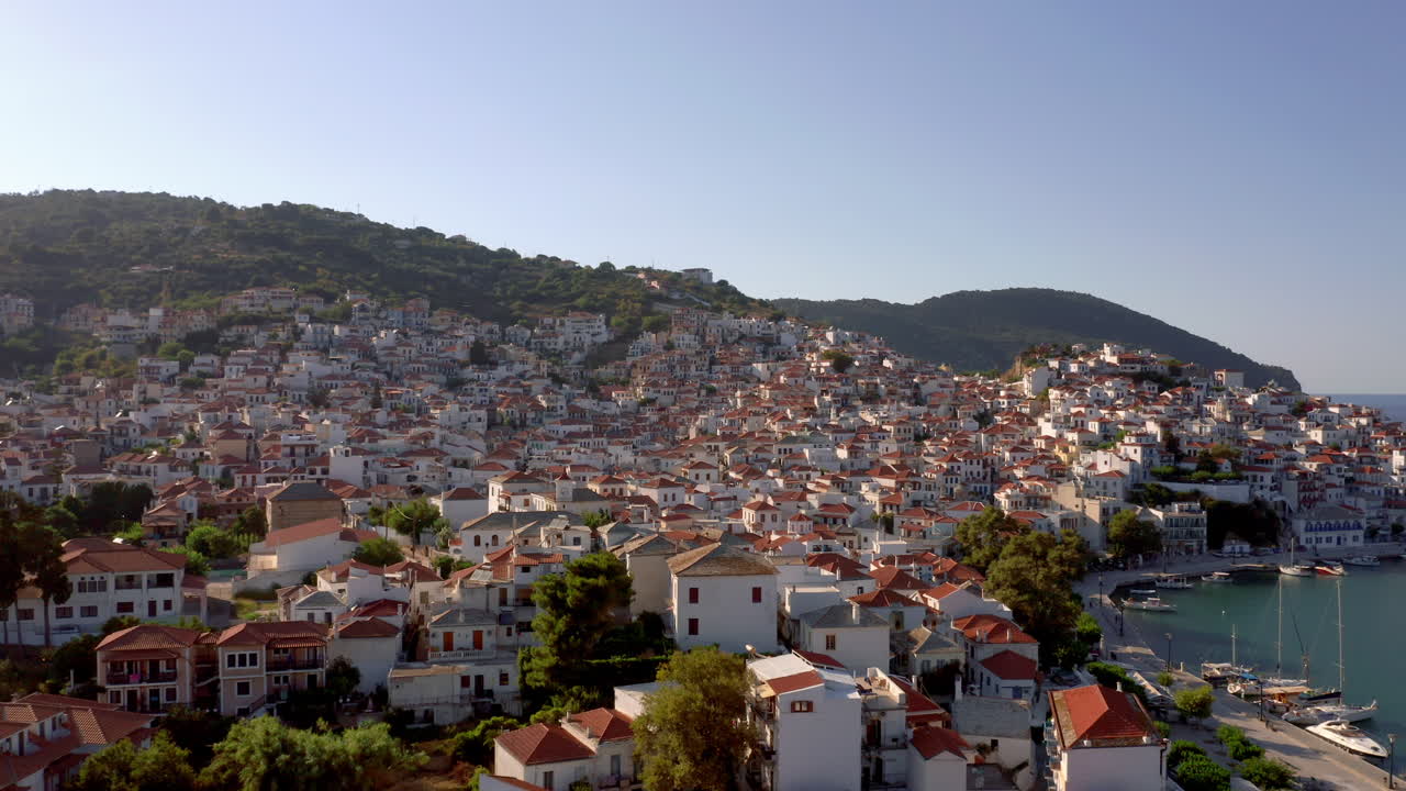 vista aérea sobre la hermosa ciudad de skopelos también conocida como chora en la isla de skopellos, sporades, grecia