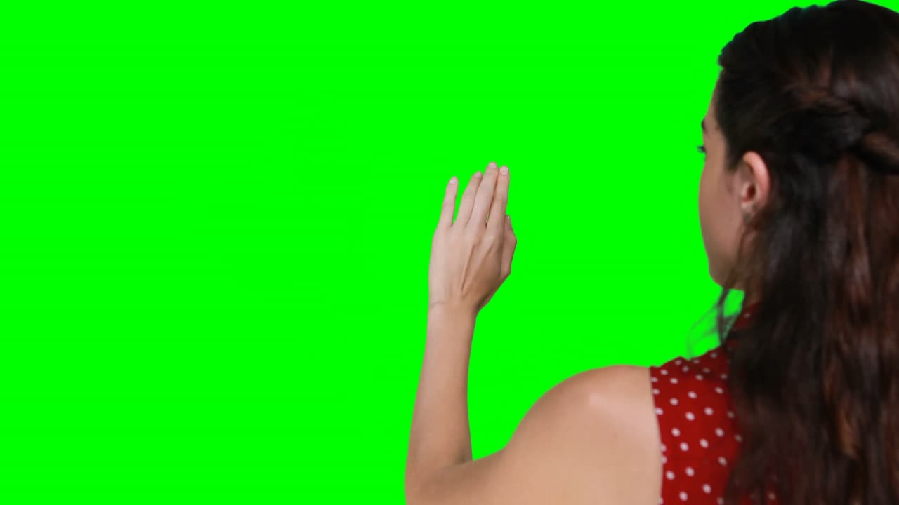 mujer fingiendo tocar una pantalla invisible