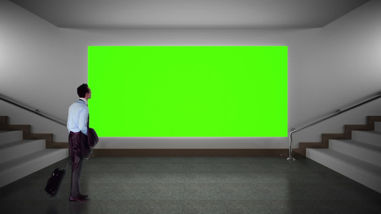 Forretningsmann ser på greenscreen