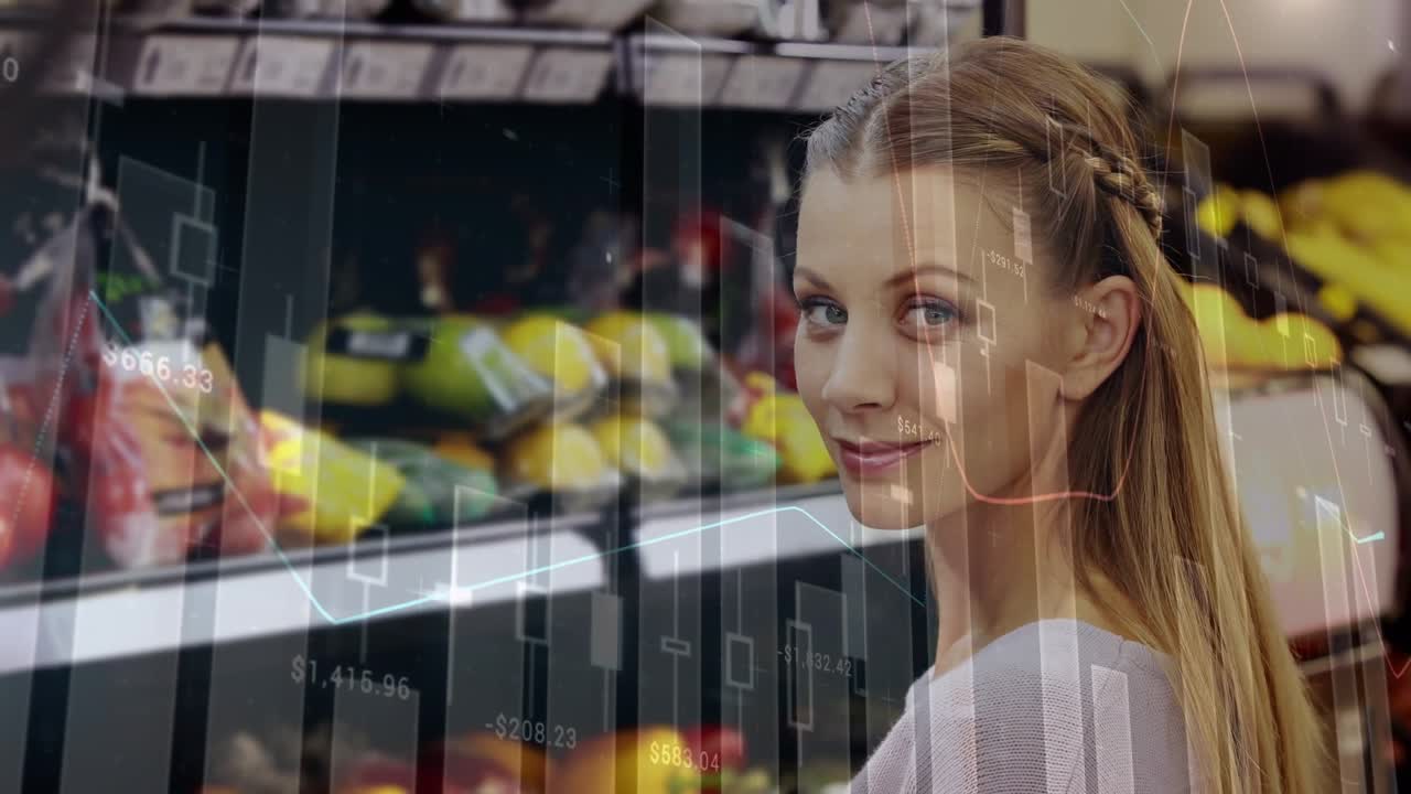 Animazione di dati finanziari sopra una donna caucasica felice che usa lo smartphone e fa shopping al mercato