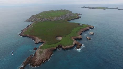 ripresa aerea con drone dell'isola redonda con la famosa spiaggia nascosta, isole marietas, nayarit, messico