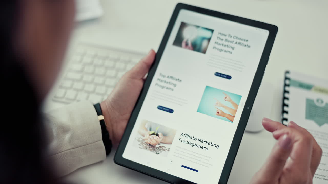 manos, tableta y persona con pergamino