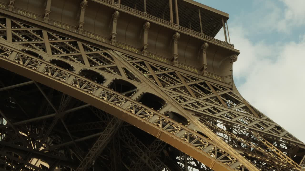 손에 들고 있는 팬 트래킹 (handheld pan tracking) 에이펠 타워 투어 (eiffel tower tour) - 프랑스 파리의 에이펠타워.