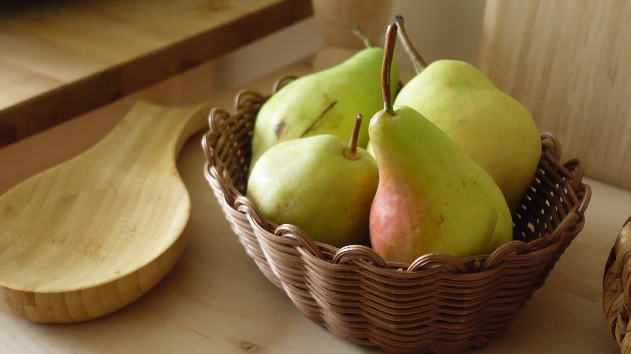 peras frescas en una canasta de madera