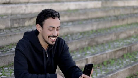 hombre feliz teniendo video chat con teléfono inteligente