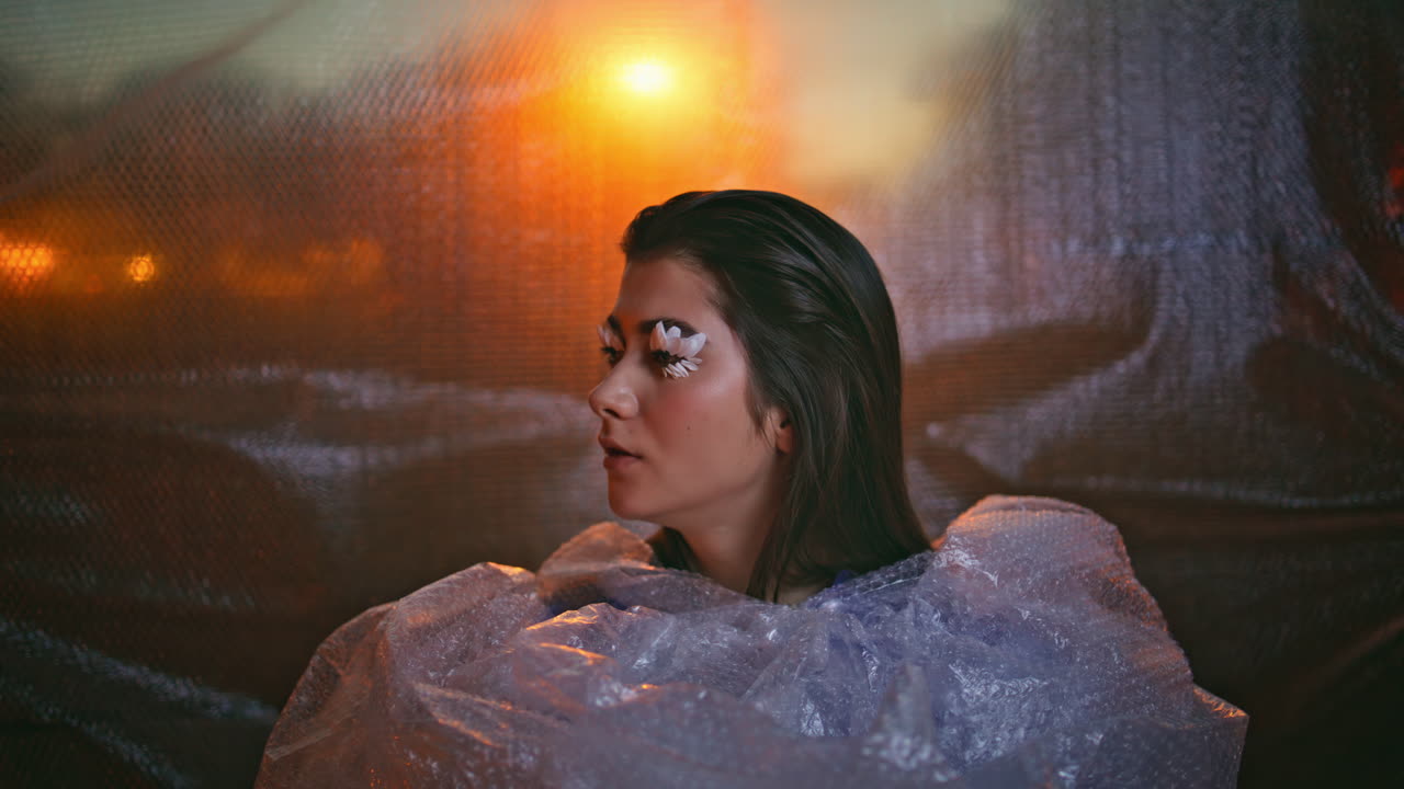 modelo artístico de envoltura de burbujas posando al aire libre en primer plano. rostro de mujer de estilo fantasía