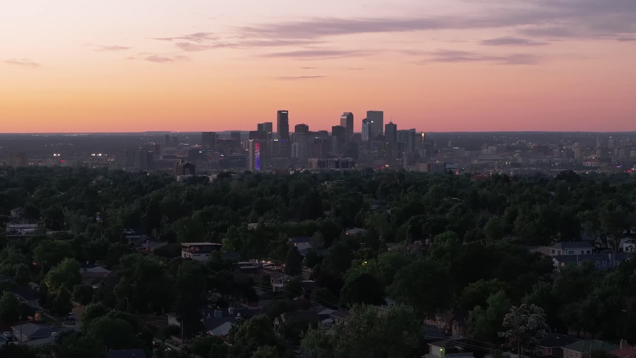 imágenes aéreas de un amanecer sobre el centro de denver, colorado