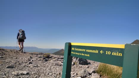 excursionista cerca del mt luxmore cumbre signo, estática, kepler track nueva zelanda