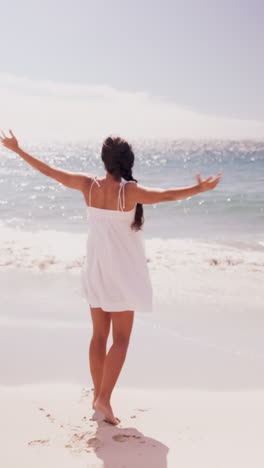 mujer disfrutando del tiempo