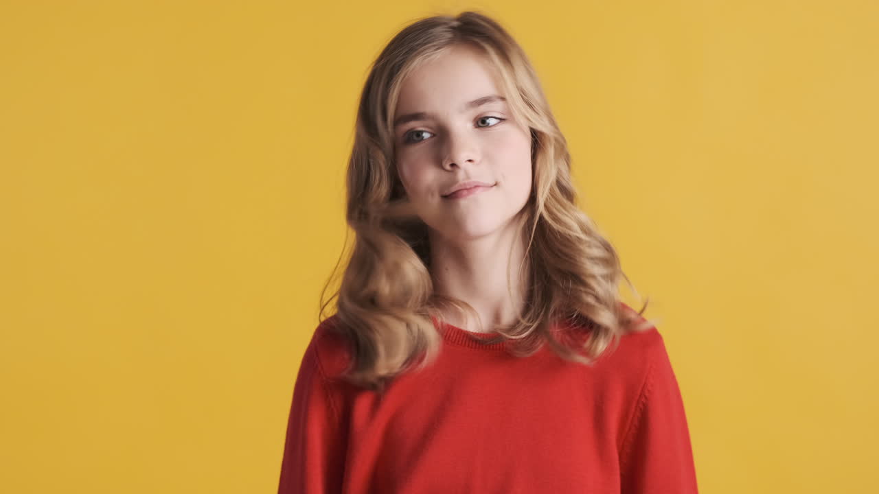 кавказский подросток машет головой перед камерой.