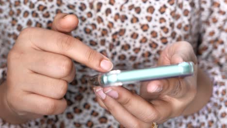 mujer usando un teléfono inteligente