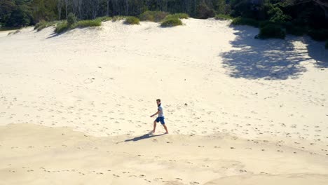 Mann,-Der-An-Einem-Sonnigen-Tag-Allein-Auf-Einer-Sanddüne-In-Der-Nähe-Des-Campingplatzes-North-Era-Im-Royal-National-Park,-New-South-Wales,-Australien,-Spazieren-Geht