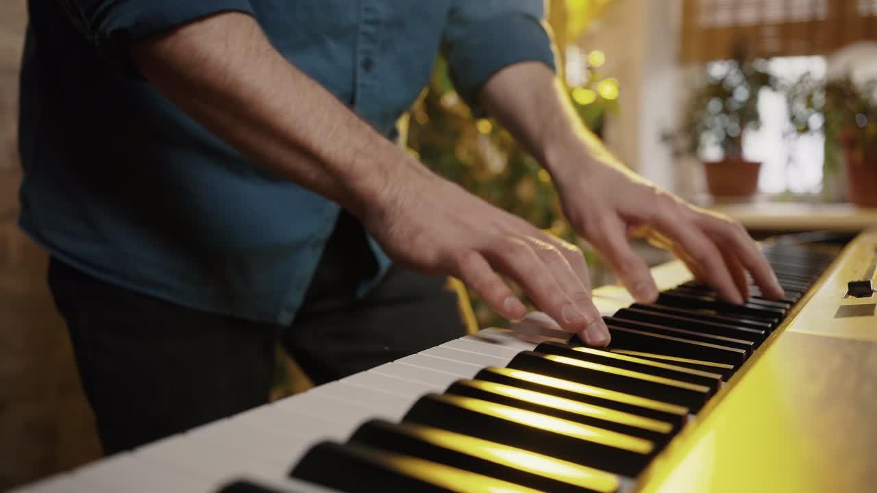 actuación musical. hombre irreconocible pianista tocando en el piano digital, seguimiento de disparo, cámara lenta