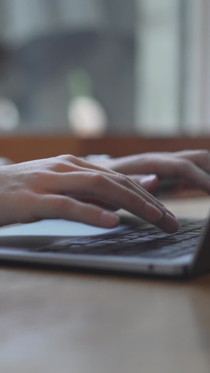 Person, die auf einem Laptop schreibt
