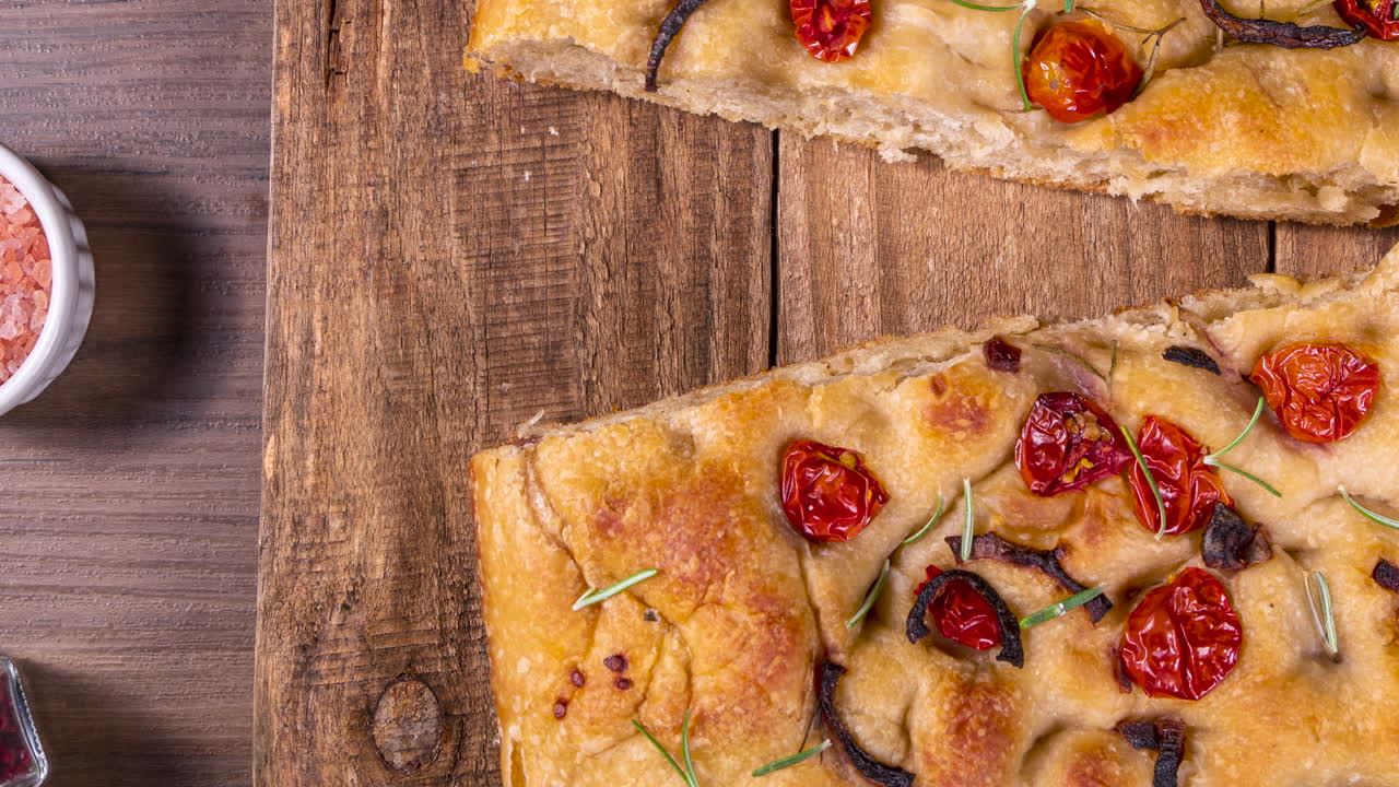 focaccia italiana tradicional con pepperoni, tomates cherry, aceitunas negras, romero y cebolla - focaccia casera de pan plano