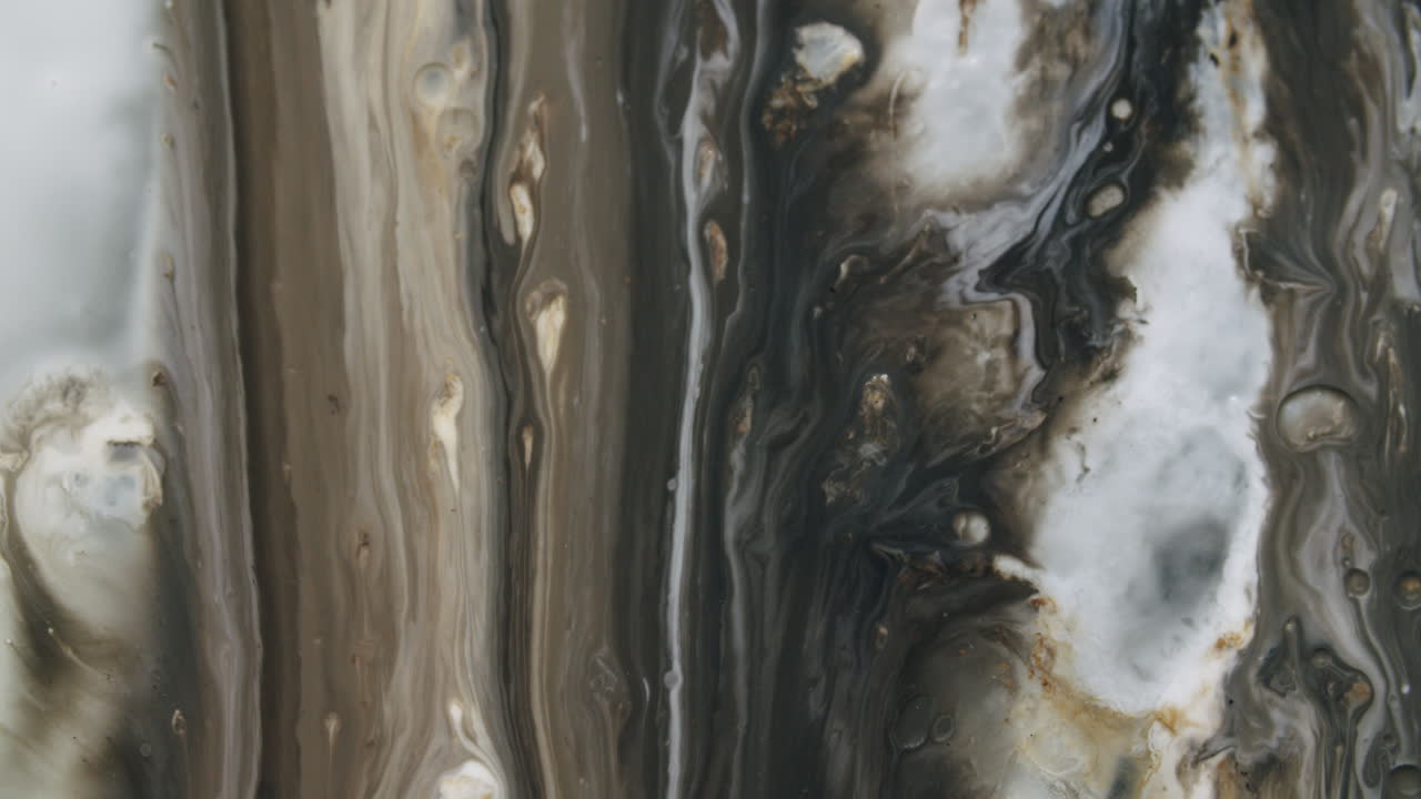 toma amplia de pintura que fluye hacia abajo sobre un vaso