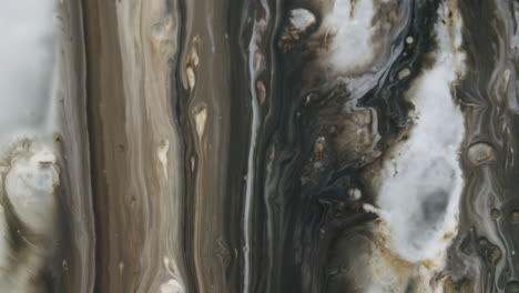 toma amplia de pintura que fluye hacia abajo sobre un vaso