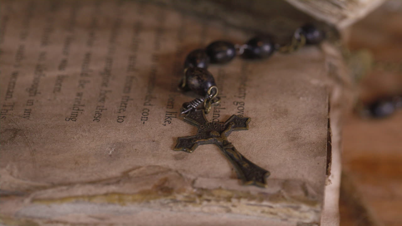 고대 학자 들 은 날씨 가 변한 두루마리 와 문서 를 이용 하여 종교적 문헌 을 연구 하고 있다 - 역사 와 신앙