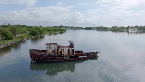 Ship-wreck-in-Bahia-de-Neiba,-Barahona-in-Dominican-Republic