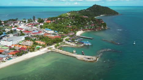 Drohnenaufnahme-Des-Blauen-Wassers-Rund-Um-Den-Haad-Rin-Pier-In-Thailand