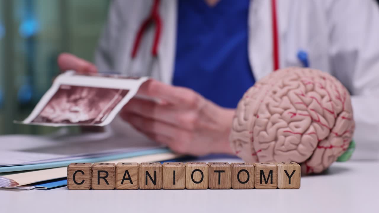 Craniotomia em blocos de palavras com médico examinando exames cerebrais.
