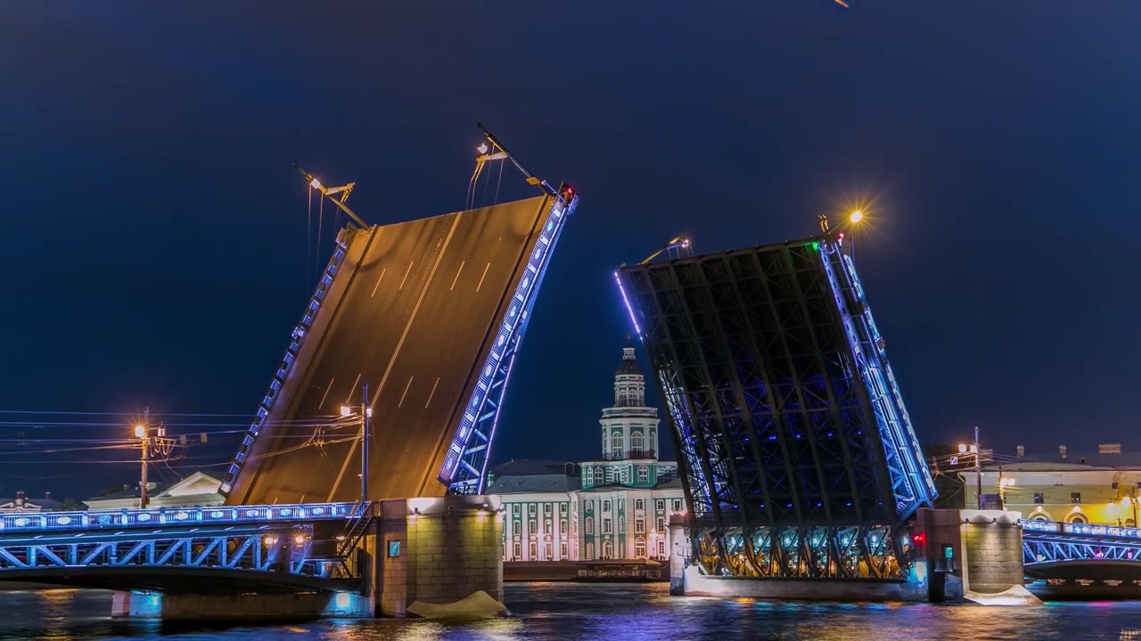 Timelapse du Pont du Palais levé au milieu de nombreux bateaux et de l'éminente Kunstkamera - Musée d'Anthropologie et d'Ethnographie. Surplombant la Neva, la scène incarne le charme de Saint-Pétersbourg. Russie.