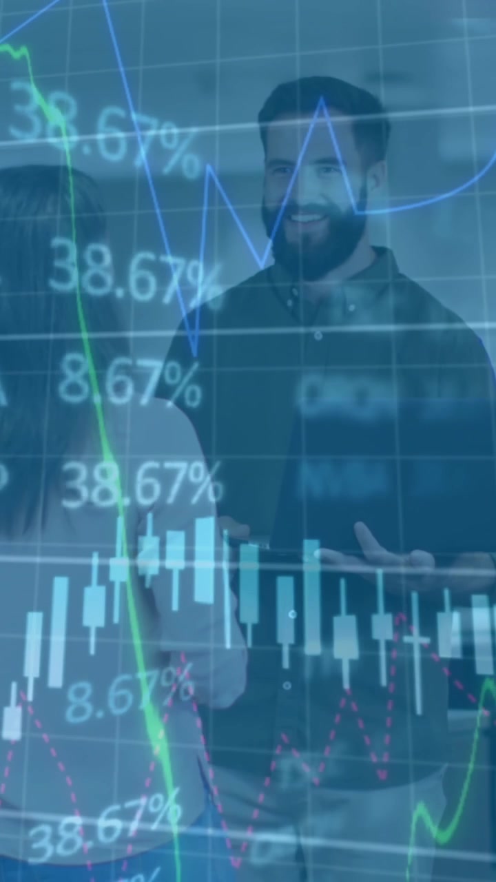 Animazione di diversi grafici e un pannello di trading sovrapposti a diversi colleghi che condividono idee in ufficio.