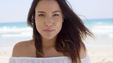 Wunderschöne-Junge-Frau-Entspannt-Am-Strand