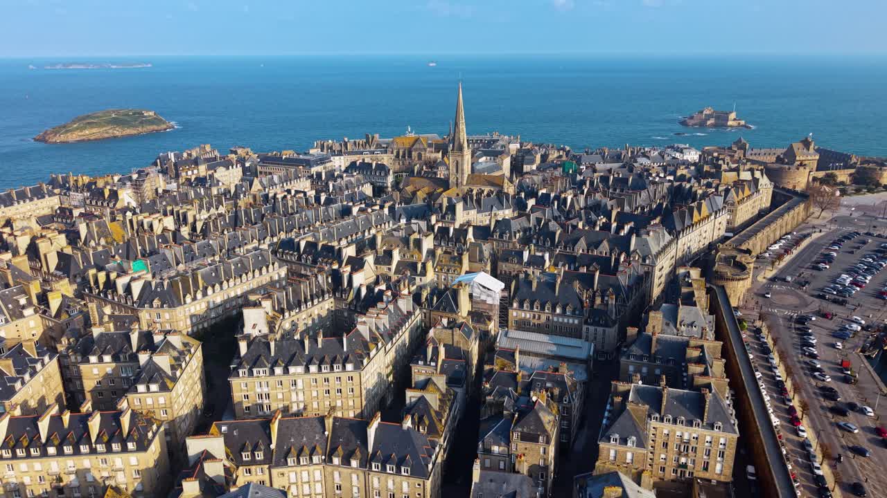 Saint Malo Intra Muros di Ille et Vilaine Brittany Prancis dengan bangunan granit padat, menara Katedral Saint Vincent, Fort National dan Grand Bé di lepas pantai, serta jalan pesisir Chaussée du Sillon dari udara