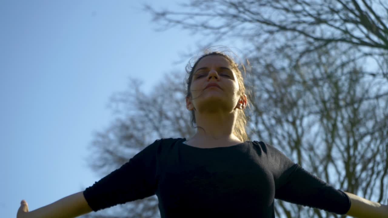 chica entrenando al aire libre en un día soleado