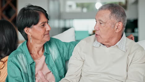 cara, jubilación y una pareja de ancianos hablando