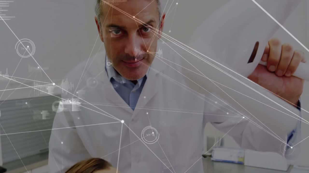 animación de la red de conexiones sobre el médico caucásico examinando los dientes de la paciente femenina