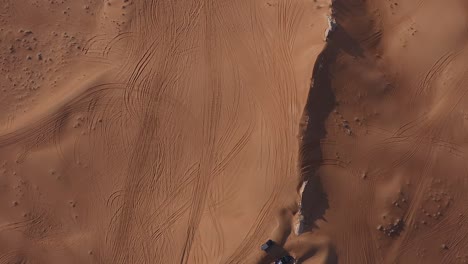 imágenes de drones en 4k, vista aérea de la meseta de rocas fósiles en el desierto de mleiha con ondas de arena, paisaje geológico de la esfinge en las dunas de arena del desierto en los emiratos árabes unidos, videos de drones