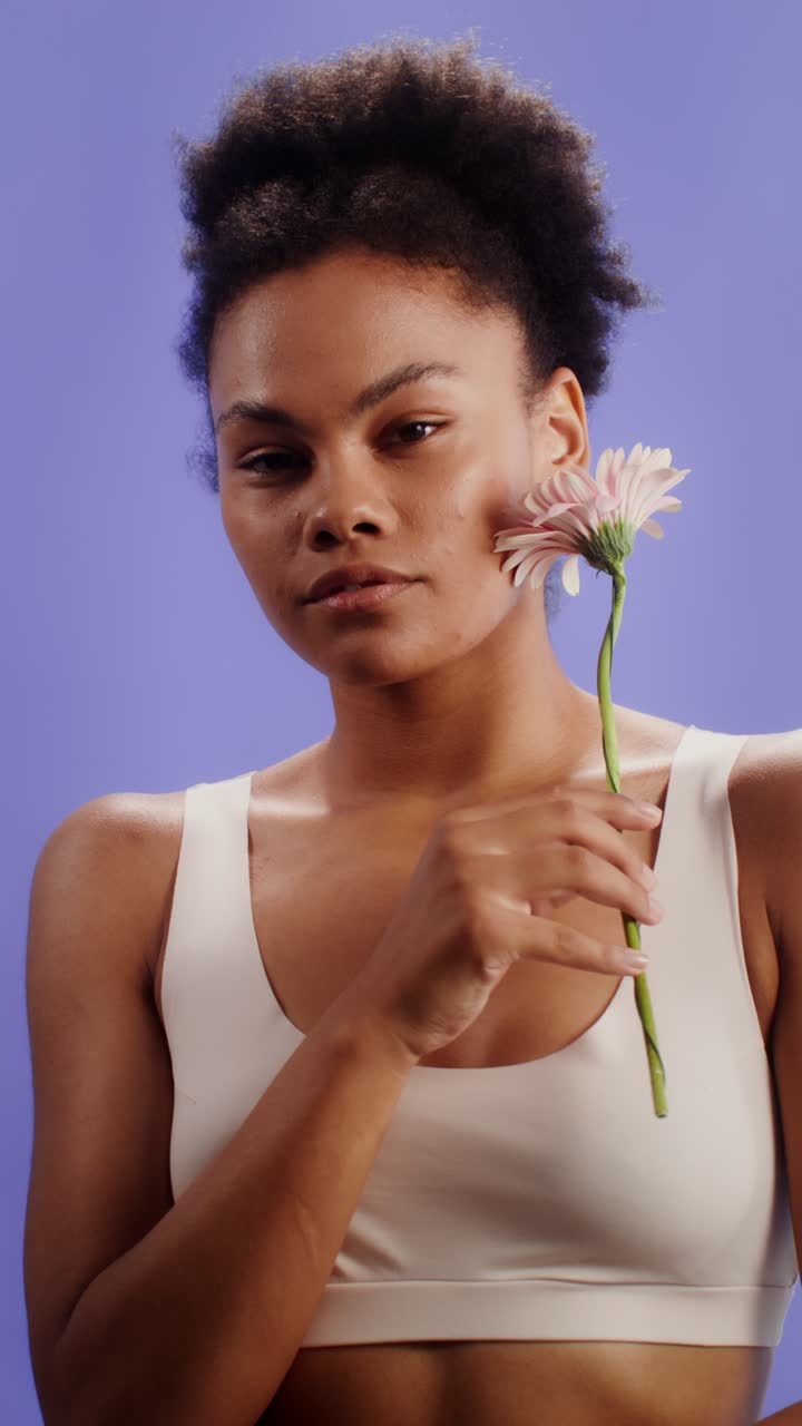 Vakker kvinne med blomst