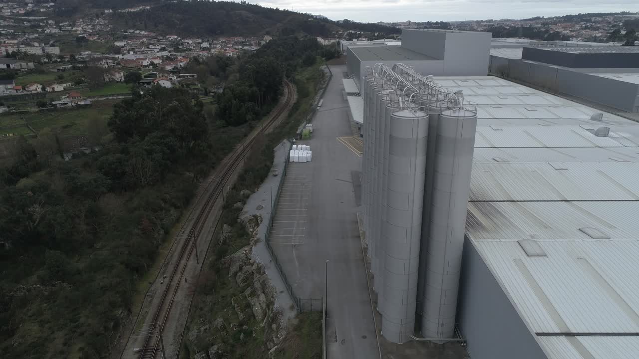 enormes torres de depósitos industriales vista aérea