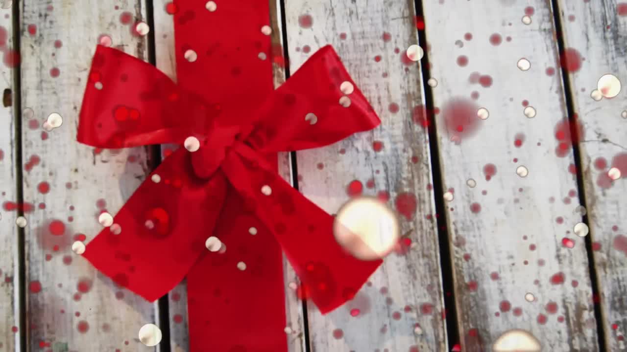 Animation von flackernden Weihnachtslichtern über rotem Band