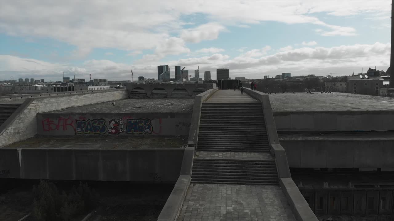 techo de edificio abandonado con graffiti y vista del paisaje urbano