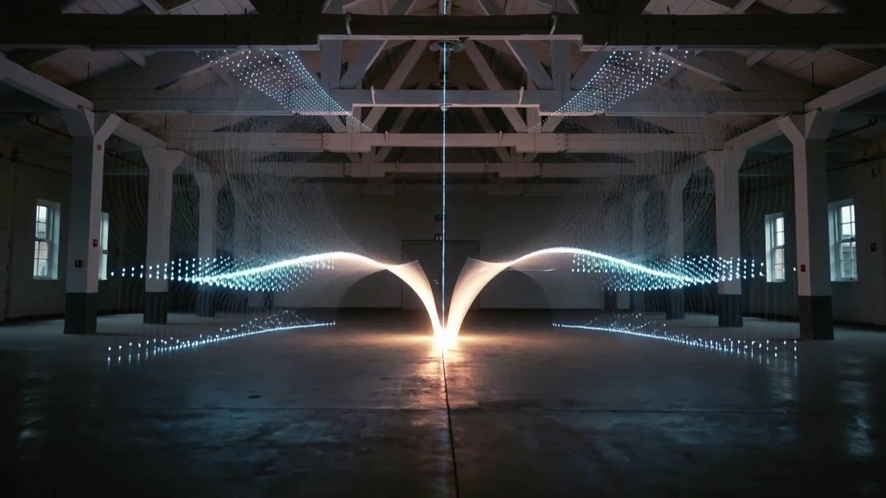 Plataforma de inicio con brillo emergente en el suelo, escultura LED dividiéndose y formando arcos espejados en almacén